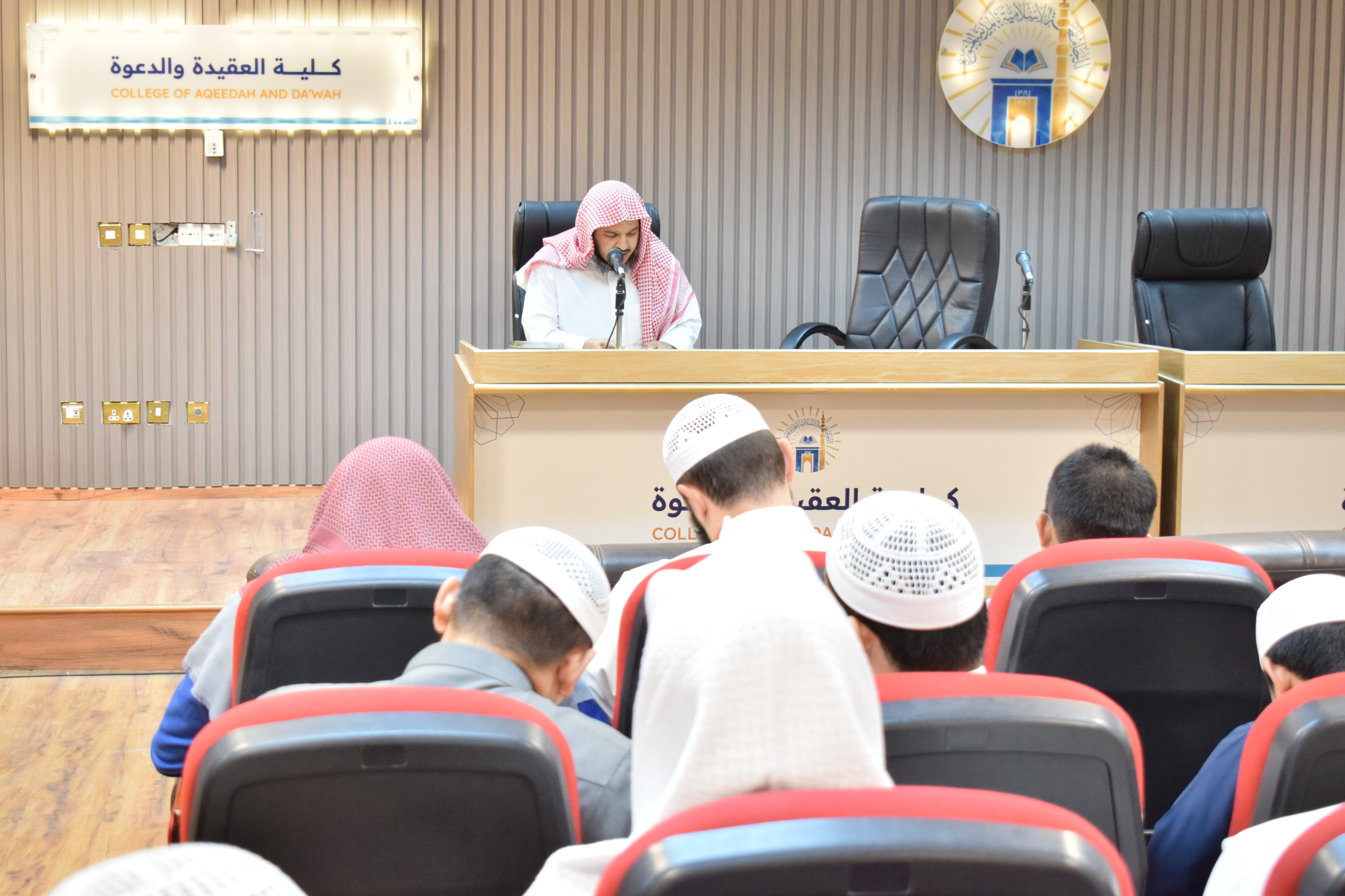  لقاء توعويا  خطر الجماعات المنحرفة، وأهمية التمسك بالعقيدة الإسلامية الصحيحة ومنهج أهل السنة والجماعة، والتحذير من الغلو والجفاء، وتعزيز الوعي بأهمية الوسطية والاعتدال.